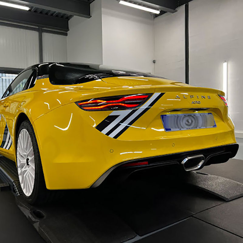 voiture jaune Alpine équipée d'un film de protection brillant