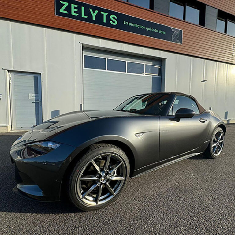 voiture noire Mazda équipée d'un film de protection brillant