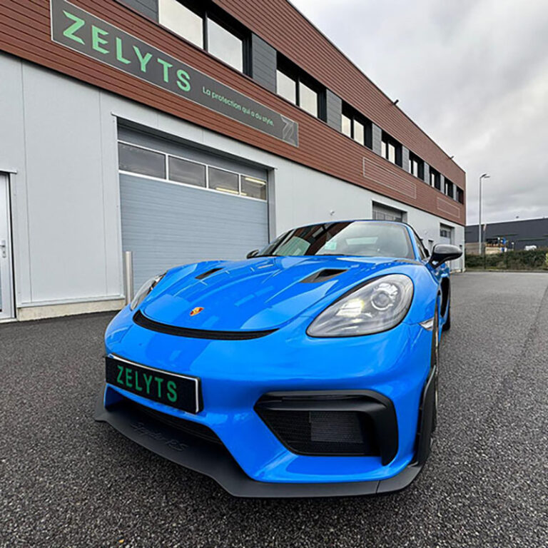 voiture bleue Porsche équipée d'un film de protection brillant