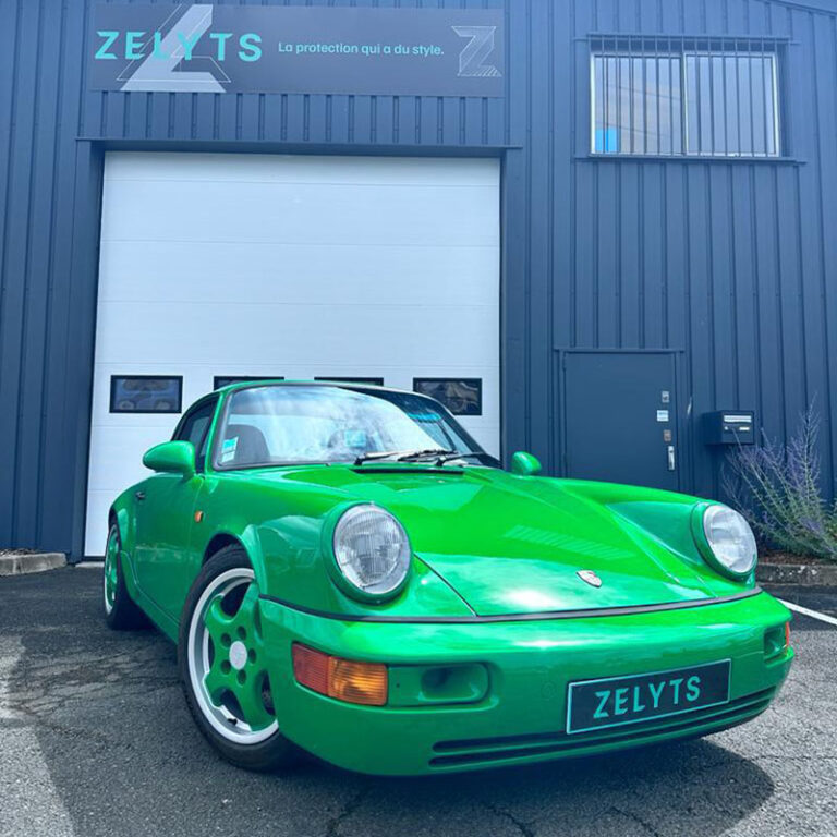 voiture verte Porsche équipée d'un film de protection brillant