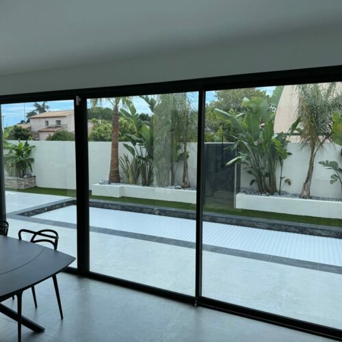 Film de protection thermique et UV accès piscine vue de l'intérieur